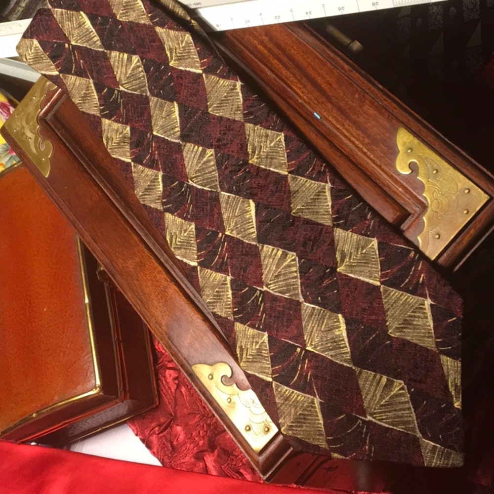 Villa Bugatti tie